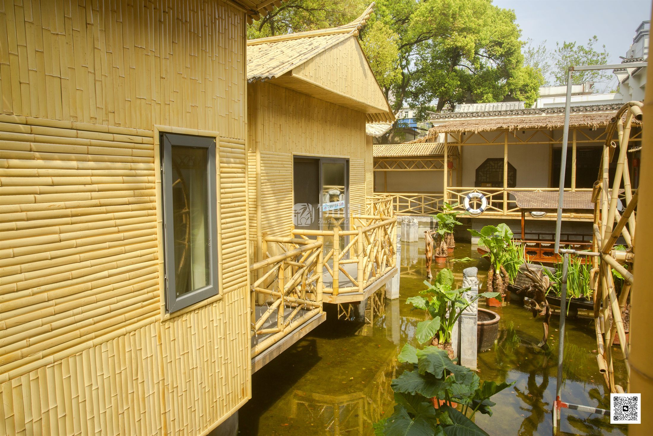 饭店竹建筑外墙竹片和竹栏杆细节
